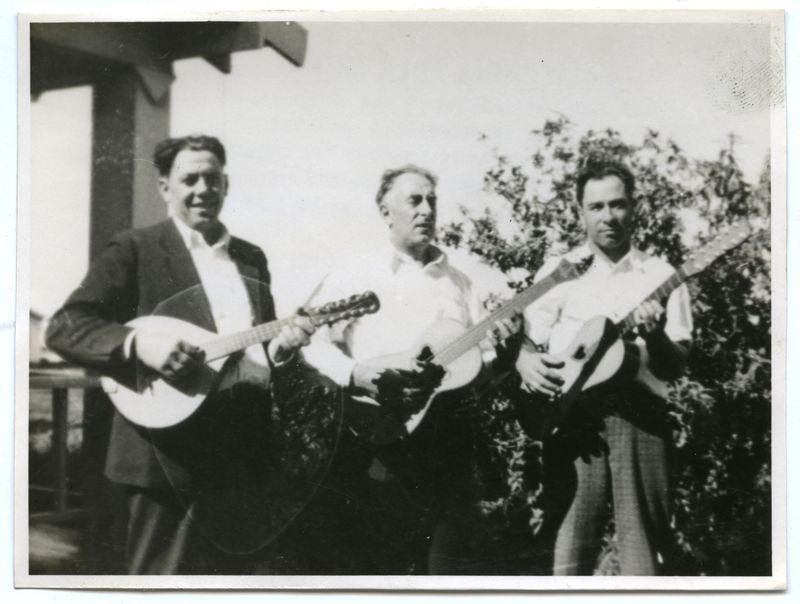 Mr. Franks playing an English guitar, Manuel Lemos and Alberto Mendes playing violas d'arame, group portrait, photograph Mr. Franks playing an English guitar, Manuel Lemos and Alberto Mendes playing violas d'arame, group portrait, photograph